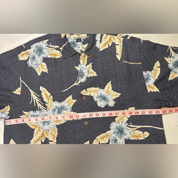 Tommy Bahama 100 % Silk Tropical Hawaiian Camp Shirt Size Medium Button Up - Picture 3 of 6